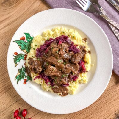 Hachee With Mashed Potatoes And Red Cabbage
