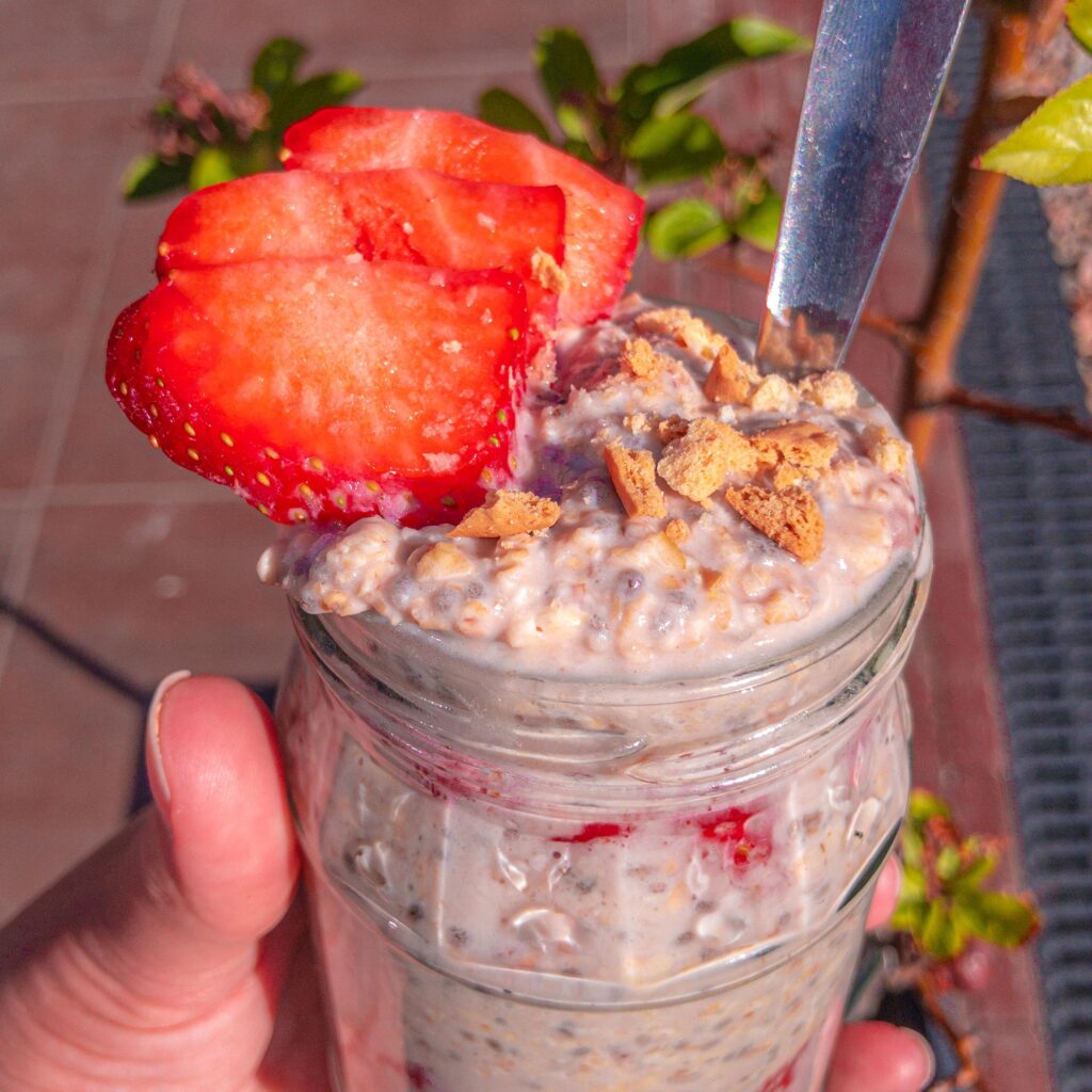 Strawberry cheesecake overnight oats