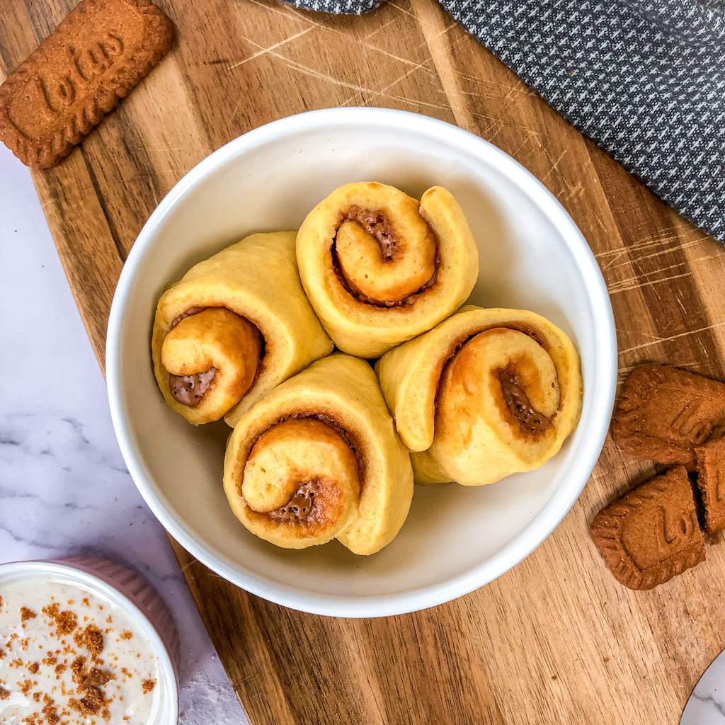 Microwaved Biscoff Cinnamon Rolls - Eva Koper